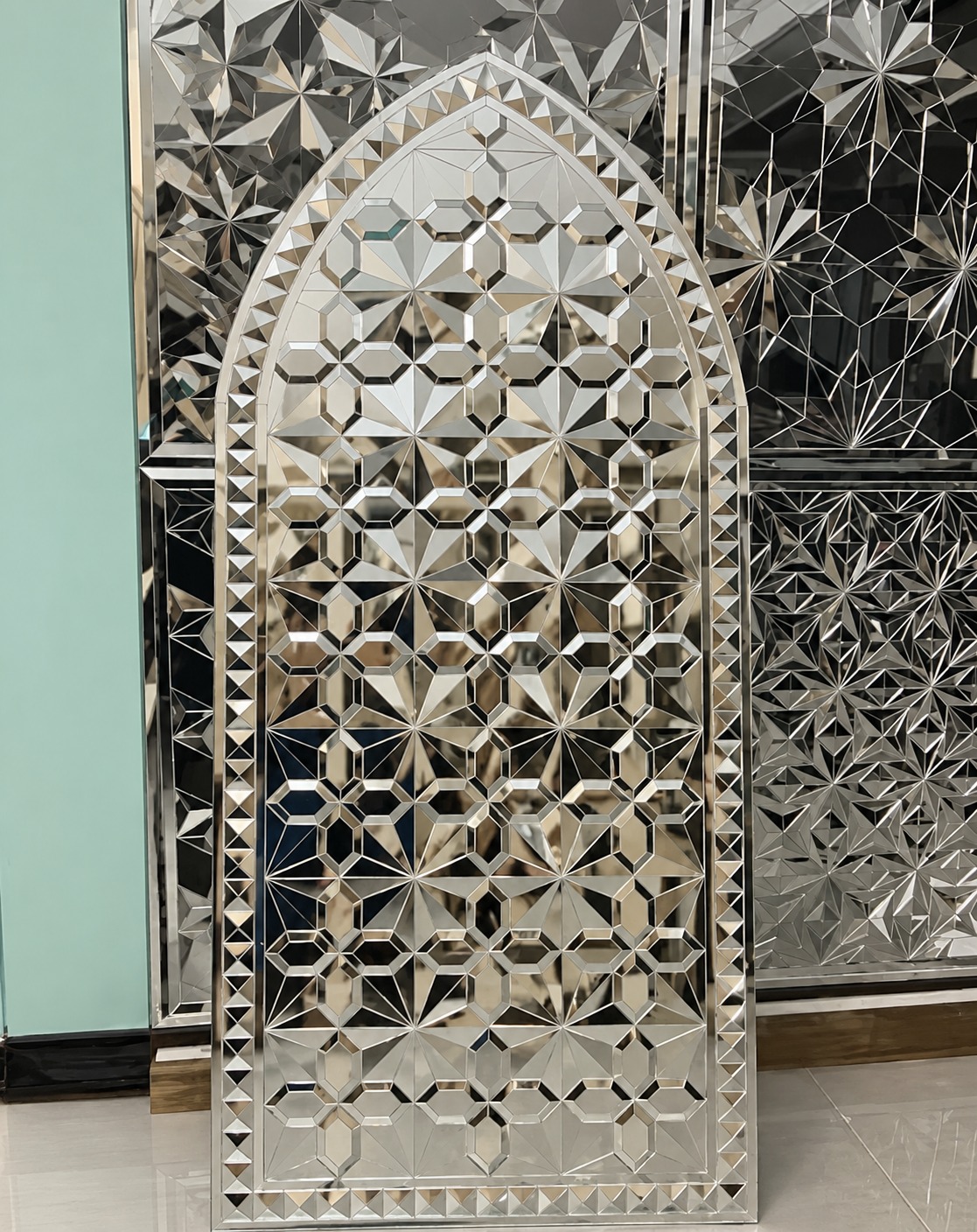 آینهکاری سنتی محرابی با طرح هندسی و قطعات آینه تراشخورده