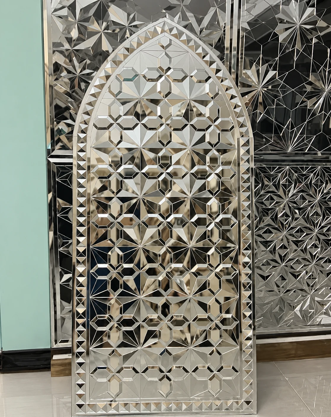 آینه‌کاری سنتی محرابی با طرح هندسی و قطعات آینه تراش‌خورده